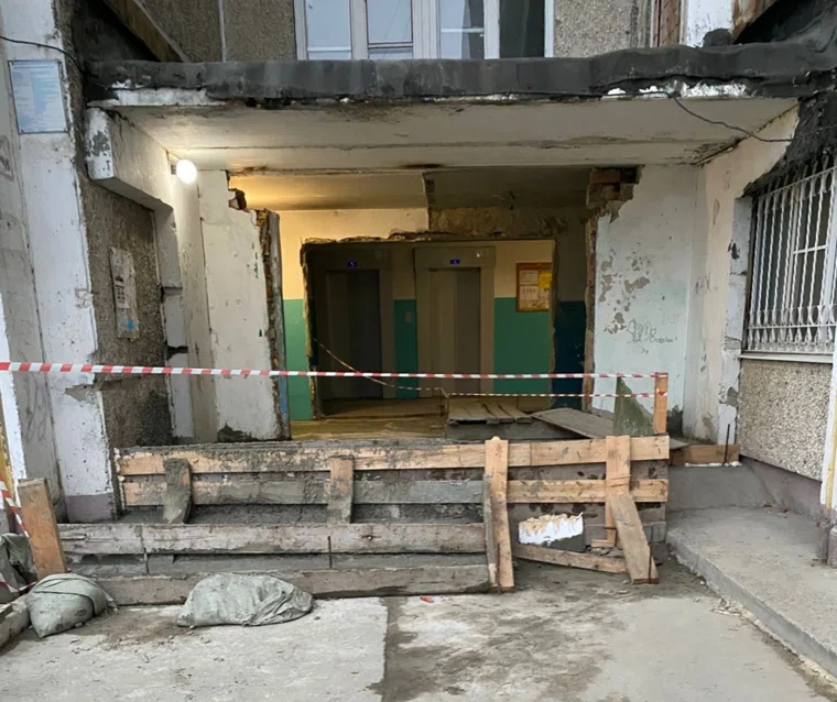 Женщинам с колясками приходится ждать помощи возле подъезда, чтобы попасть внутрь или выйти