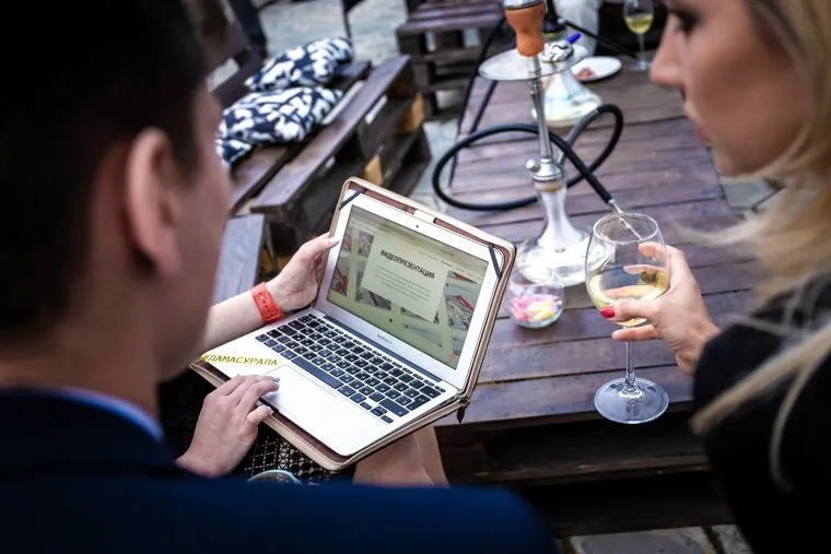 Презентация тревел проекта "Black Pepper Events" на веранде офиса Red Pepper Events. Екатеринбург