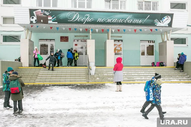 С 18 января все школы страны отказываются от дистанционного обучения