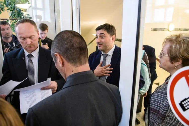 Второй день протестов против строительства храма Св. Екатерины в сквере около драмтеатра - участники встречи-обсуждения ситуации по скверу на Драме. Екатеринбург