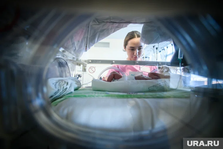 Медсестры круглосуточно следят за малышами в кувезах