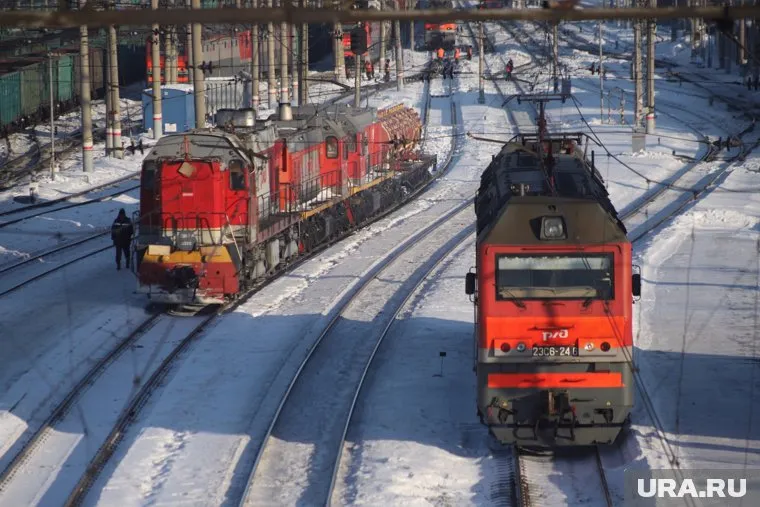 Локомотив столкнулся с фурой на переезде, сообщили в МЖД