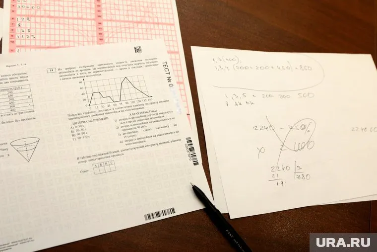 Выпускник заполнял бланк обычной черной гелевой ручкой, да и сканер работал исправно