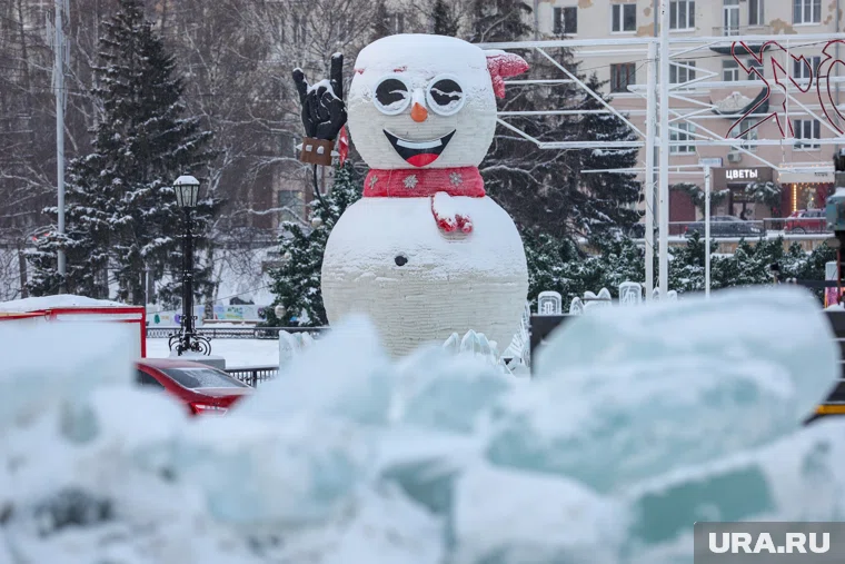 Сейчас в Историческом сквере можно увидеть лишь горы льда
