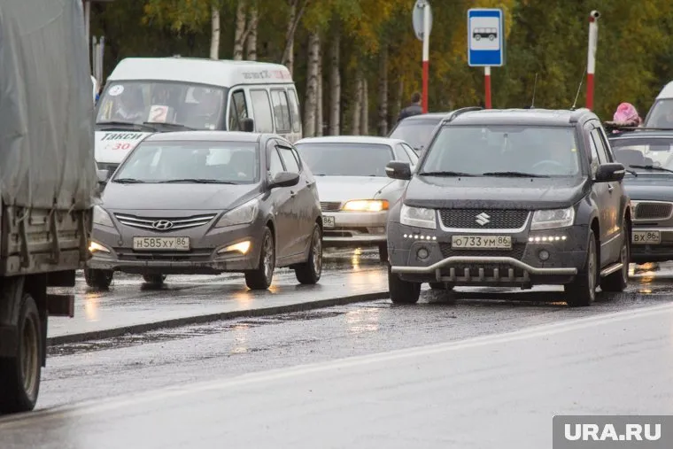 Речь идет о загруженном перекрестке на улицах Ленина и Кузоваткина