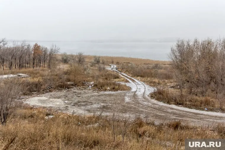 Жители говорят, что дорога в деревню Галишово «совсем разбитая»