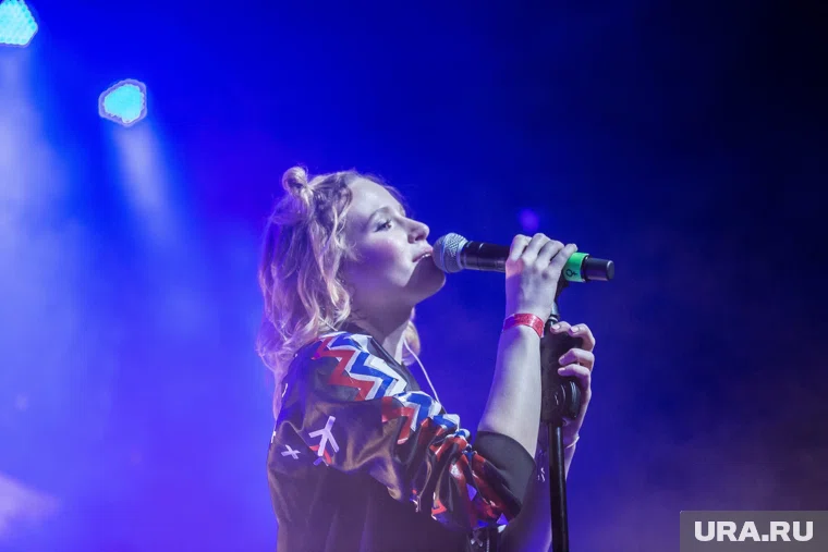 По словам очевидцев, певица начала задыхаться во время выступления