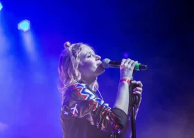 Певицу Монеточку* экстренно госпитализировали во время концерта в Риге