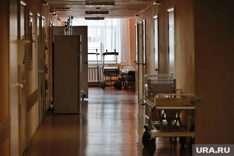 Взрослые находятся в состоянии средней степени тяжести. Ребенок в удовлетворительном состоянии