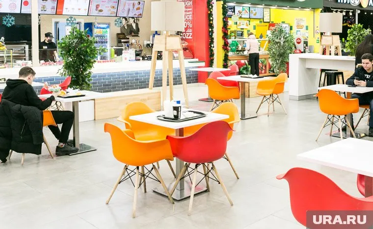 В торговом центре Нягани, где ночью обвалился потолок, открылся фудкорт