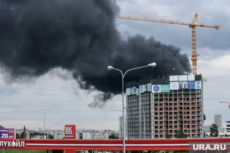 Жители Тюмени заметили густой столб дыма с разных концов города