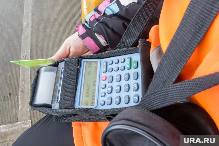 Пожарная машина ехала на вызов с включенными маячками