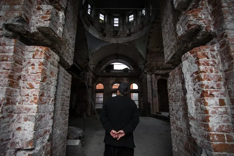 Поднятие колокола-благовеста на колокольню восстанавливаемого Собора Успения Пресвятой Богородицы. Екатеринбург, церковь, разрушенная церковь, батюшка, собор успения пресвятой богородицы