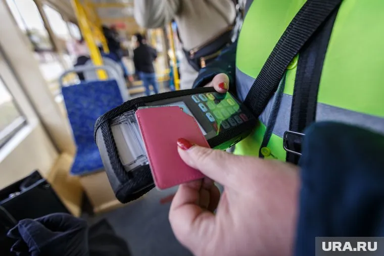 Городской общественный транспорт полностью перевели на оплату проезда по безналу