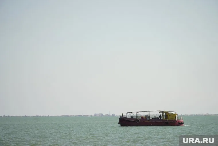 Судно перевозит 2114 контейнеров с неизвестным содержимым