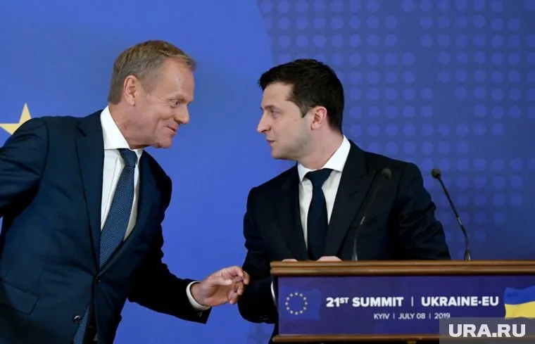 Дональд Туск (слева) заявил, что причины отзыва приглашения России до сих пор актуальны