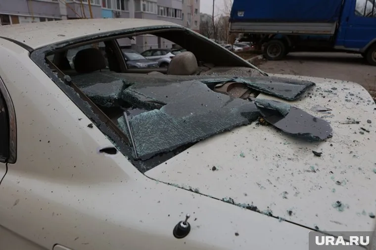 В результате обстрела оказались поврежденными автомобили и здания