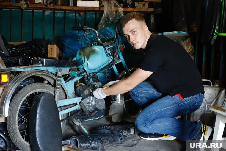 Ян из Кургана восстанавливает мопеды для фронта