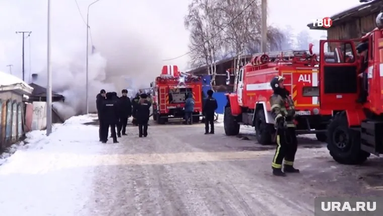 К месту ЧП стянуты пожарные, медики и правоохраниители