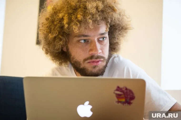 Варламов одним из первых опубликовал в своем блоге фото горящих дверей здания ФСБ на Лубянке