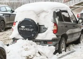 Екатеринбуржец умер, откапывая забуксовавшую машину из сугроба