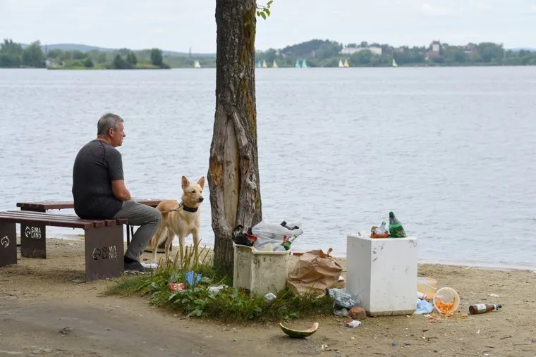 Мусор на пляже. Екатеринбург