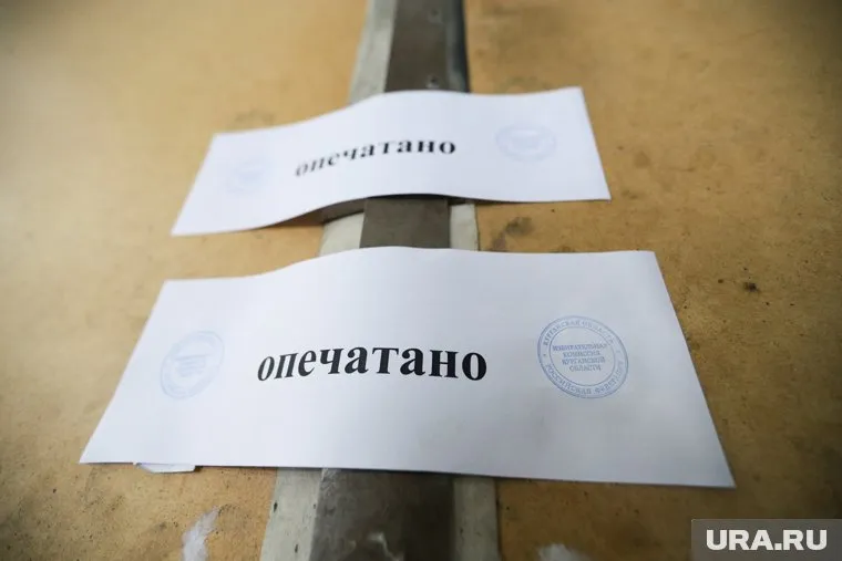 Приставы опечатали здания организации (архивное фото)