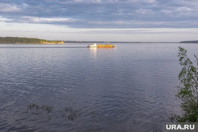В реке Полуй затонула баржа, груженная рефрижераторной установкой