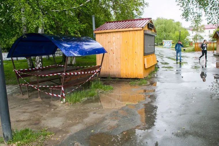 Плохое состояние городского сада. Курган, городской сад, лента ограждения