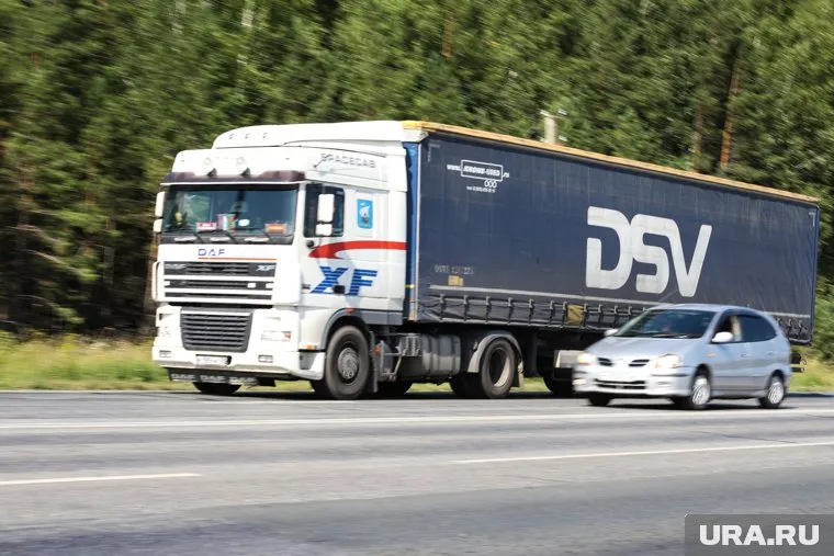 По предварительным данным ГИБДД 60-летний водитель Toyota не справился с управлением во время обгона и стал инициатором происшествия