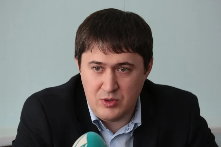 Глава Управления антимонопольного и тарифного регулирования топливно-энергетического комплекса ФАС Дмитрий Махонин во время пресс-конференции. Пермь, махонин дмитрий