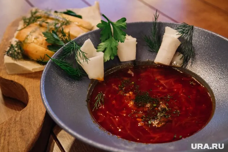 При добавлении зажаренных овощей в мясной бульон, суп получается слишком жирным
