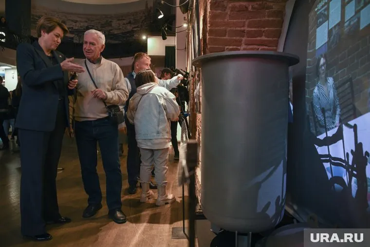 Прежнюю капсулу уже почистили и готовы опускать под землю