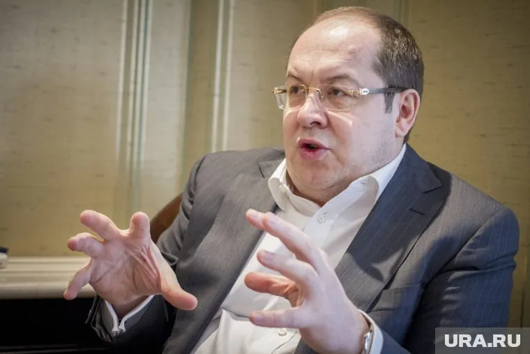 Леонид Гункевич демонстрирует деловую хватку. Если знать, как надавить на министра, то можно заработать.