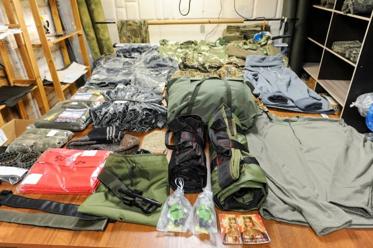 Заместитель руководителя исполкома общероссийского общественного движения Народный фронт «За Россию» Борис Подольный и военно-политический блогер, журналист Юрий Подоляка посетили цех по пошиву текстильной продукции для нужд СВО. Челябинск