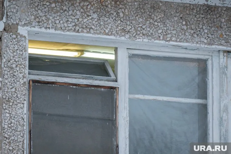 В Москве женщина, пытаясь покинуть помещение через окно, сорвалась со второго этажа и сломала позвоночник