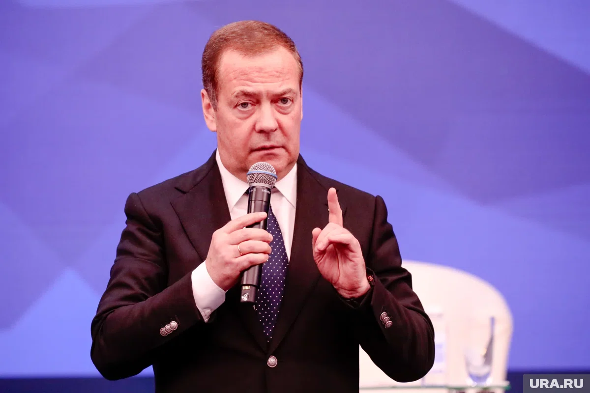 У "Единой России" более 130 тысяч муниципальных депутатов — это "огромная сила", подчеркнул Дмитрий Медведев