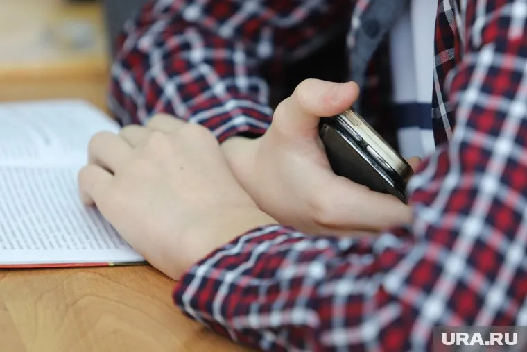 Школьникам запретили пользоваться телефонами на уроках