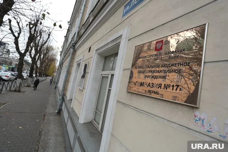 Боец СВО пришел с подарком для школьницы в гимназию №17