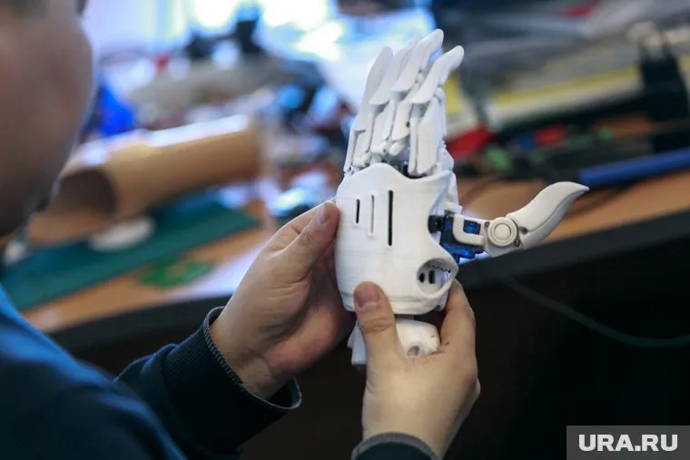 С помощью подобного протеза можно перемещать предметы и показывать жесты