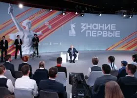 Путин признался, что часть истории про Великую Отечественную войну узнал у своей мамы