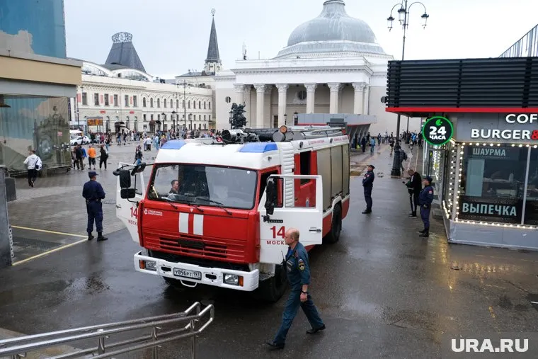 Пожарные не смогли спасти автомобиль, он полностью выгорел