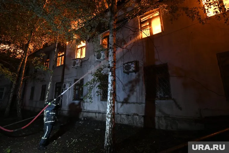 На видео, снятом очевидцами, видно, что пожарные уже прибыли на место ЧП