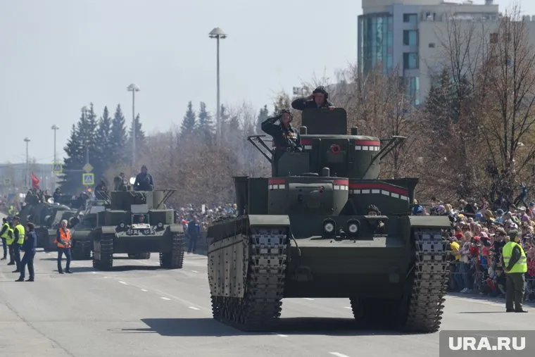 Военная техника проехала по Верхней Пышме (архивное фото)