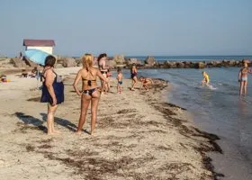 На Херсонские пляжи начали возвращаться отдыхающие