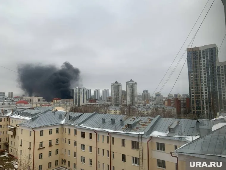 Дым от горящего здания виден издалека