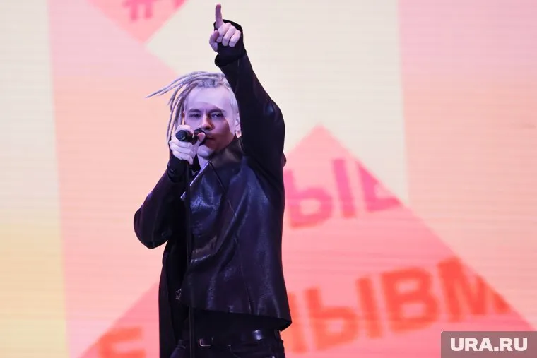 Несмотря на то, что на концерт SHAMAN можно было купить билеты за 2500 рублей, люди предпочли отдать в два раза больше, чтобы оказаться в первых рядах