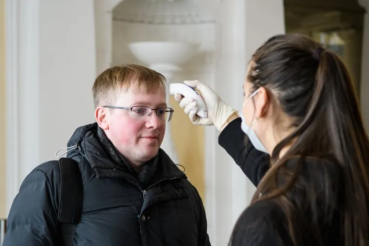 Меры предосторожности по коронавирусу на входе в администрацию Екатеринбурга. Екатеринбург