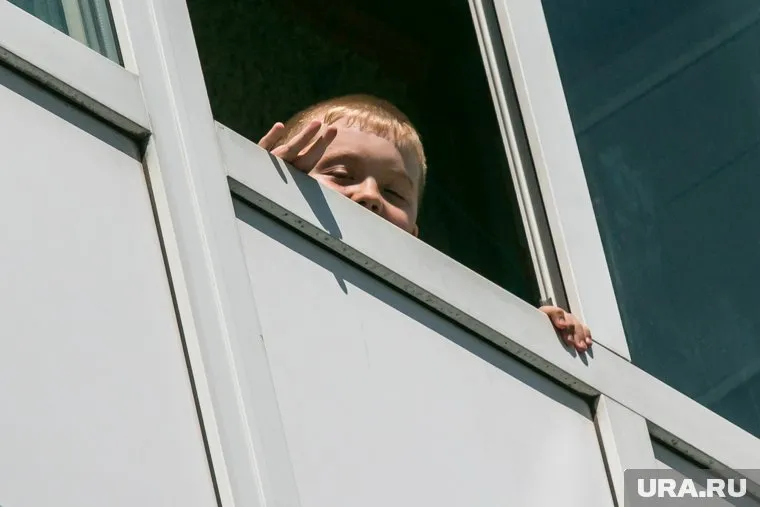 Мальчик облокотился на москитную сетку и упал вниз (архивное фото)