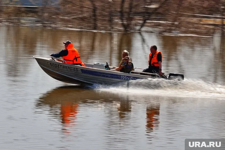 Мужчина и женщина спаслись после того, как лодка перевернулась